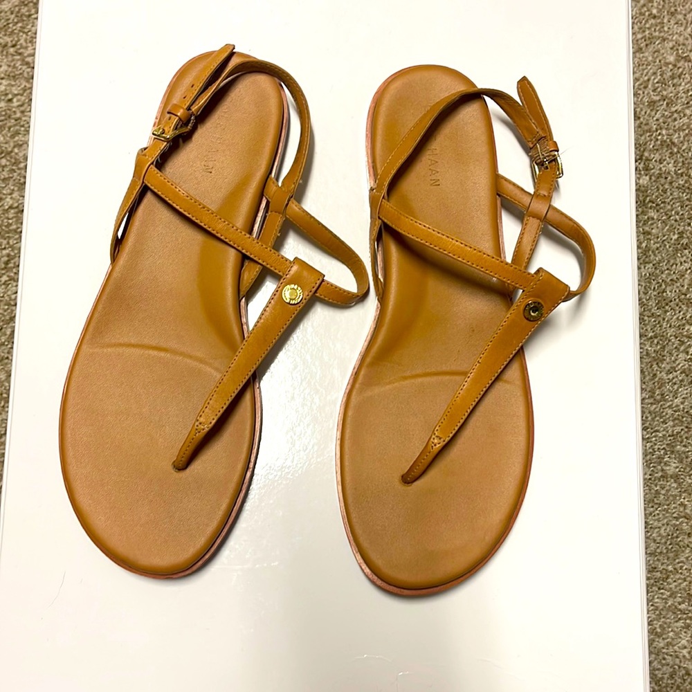 Cole Haan tan thong sandals. Size 8.5